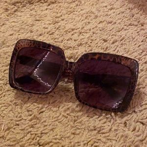 Big square frame tortoise print sunglasses